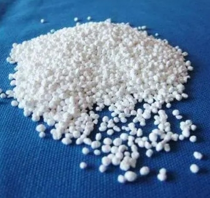 Un bon prix. Les granules de chlorure de calcium saupoudrent le CaCl2 de fonte CAS 10043-52-4 d'agent de neige d'antigel de flocon en ligne